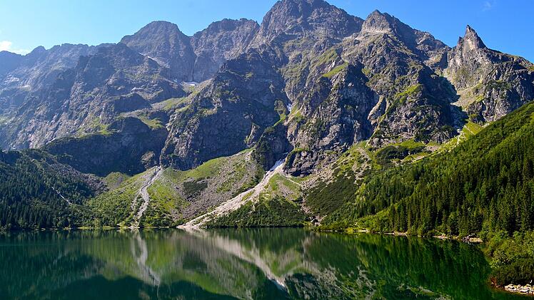 Die Hohe Tatra bietet dir atemberaubende Ausflüge in der Natur. Gut kombinieren kannst du deine Ausflüge mit einem Aufenthalt in Zakopane.