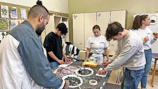 Beim Verschönern der Gipskartonplatten erhielten Schüler der Anton-Kliegl-Mittelschule Einblick in den Beruf Maler und Lackierer.