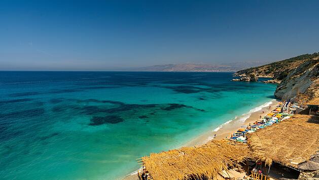 Albanien, Kreis Vlor&euml;, Ksamil, Shpella e P&euml;llumbave - 17. August 2024 - Blick auf Shpella und P&euml;llumbave und sein kristallklares Meer an einem klaren Tag  Albania, Vlor&euml; County, Ksamil, Shpella e P&euml;llumbave - 17 August 2024 - Glimpse of Shpella and P&euml;llumbave and its crystal clear sea on a clear day