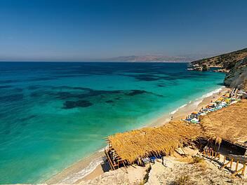 Albanien, Kreis Vlorë, Ksamil, Shpella e Pëllumbave - 17. August 2024 - Blick auf Shpella und Pëllumbave und sein kristallklares Meer an einem klaren Tag  Albania, Vlorë County, Ksamil, Shpella e Pëllumbave - 17 August 2024 - Glimpse of Shpella and Pëllumbave and its crystal clear sea on a clear day