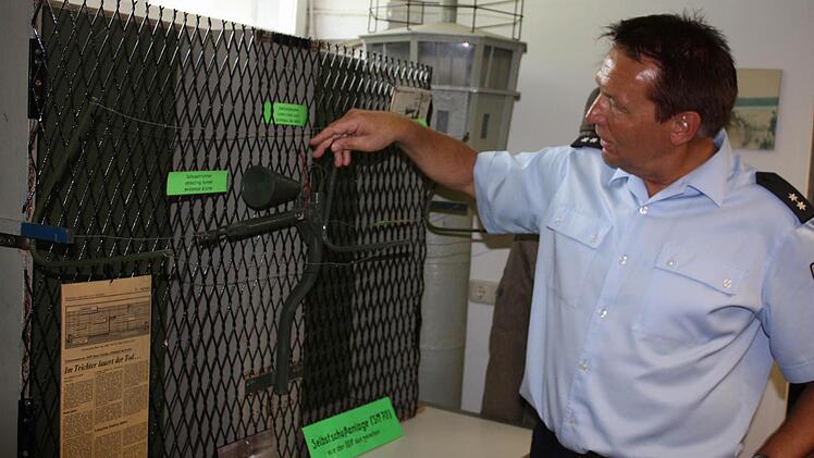 Polizei-Oberkommissar  Hilmar Heppt zeigt eine SM 70-Splittermine an einem  DDR-Grenzzaun. Sie wurde über Draht ausgelöst und war tödlich.