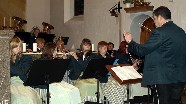 Festlich und akustisch vom Feinsten - der Musikverein Nurn mit dem Dirigenten Wolfgang Schrepfer