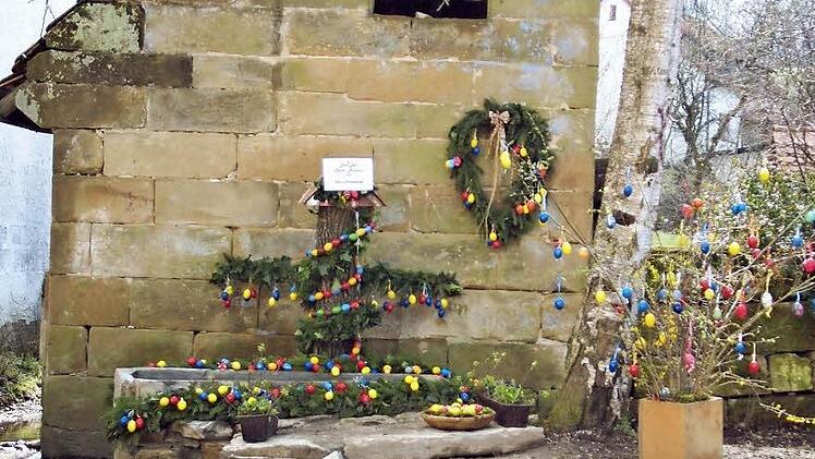 Der geschmückte alte Brunnen in Pommer. Ein Bagger hat ihn 2007 abgebrochen, da er der Dorferneuerung im Weg war. Foto: privat