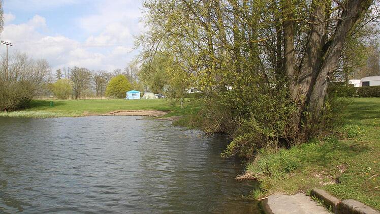 Noch ist es sehr ruhig am Ufer des Ortswiesensees in Oberwallenstadt. Im Sommer tummeln sich hier die Badegäste.