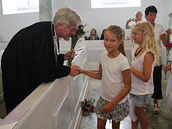 Die Kinder der Volksschule Rodachtal beschenkten den Landesbischof Heinrich Bedford-Strohm mit Wiesenblumen - und seine Lieblingspralinen aus Lauenstein bekam der Landesbischof auch. Fotos: Sonja Adam