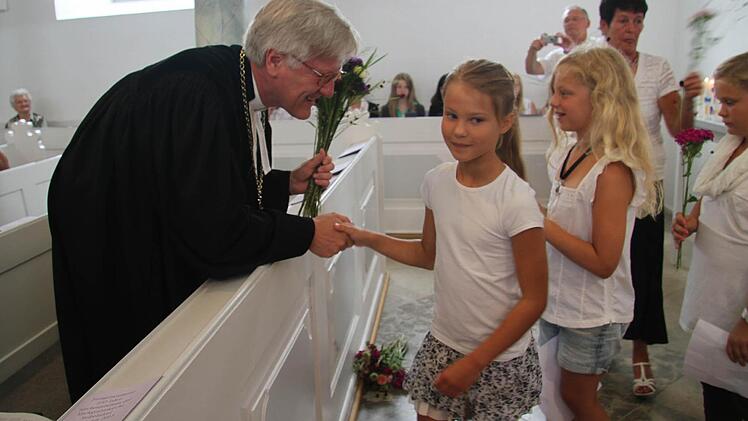 Die Kinder der Volksschule Rodachtal beschenkten den Landesbischof Heinrich Bedford-Strohm mit Wiesenblumen - und seine Lieblingspralinen aus Lauenstein bekam der Landesbischof auch. Fotos: Sonja Adam