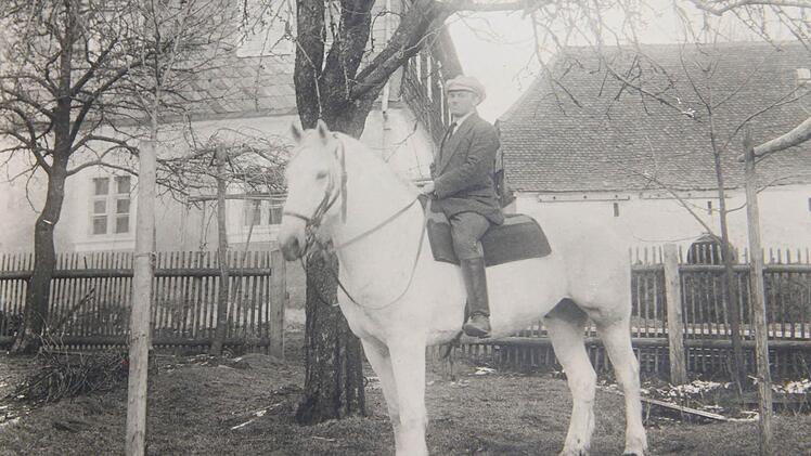 Ein Bild aus alten Zeiten - der Ahn der heutigen Familie Pezold thront stolz auf einem Ross, im Hintergrund ist das Wohnhaus mit dreigeteilten Fenstern zu sehen. Heute sind die Fenster nur noch zweigeteilt.