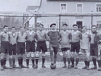 In der Ausstellung sind auch alte Fotos wie dieses zu sehen, das die Erste Mannschaft des FC Herzogenaurach im Jahr 1918 zeigt. Foto: Stadtarchiv