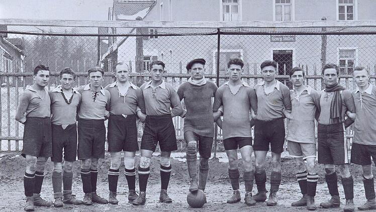 In der Ausstellung sind auch alte Fotos wie dieses zu sehen, das die Erste Mannschaft des FC Herzogenaurach im Jahr 1918 zeigt. Foto: Stadtarchiv