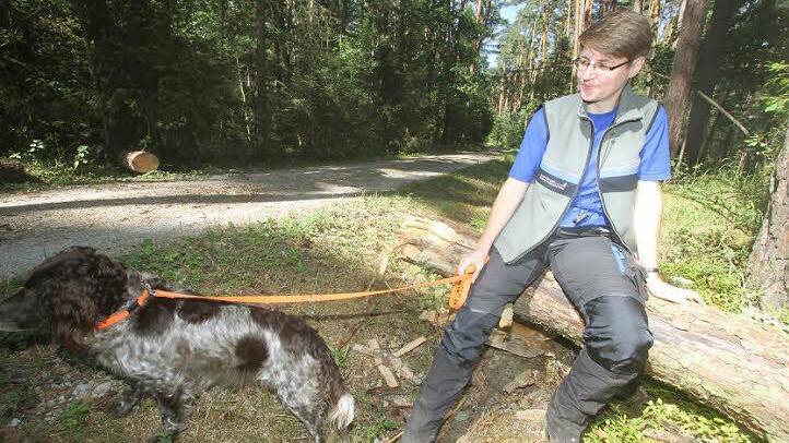 Dafür hat Heike Grumann im Wald selten Zeit: Sich einfach mal in Ruhe hinzusetzen, um den Wald in all seiner Schönheit zu genießen.  Fotos: Michael Busch