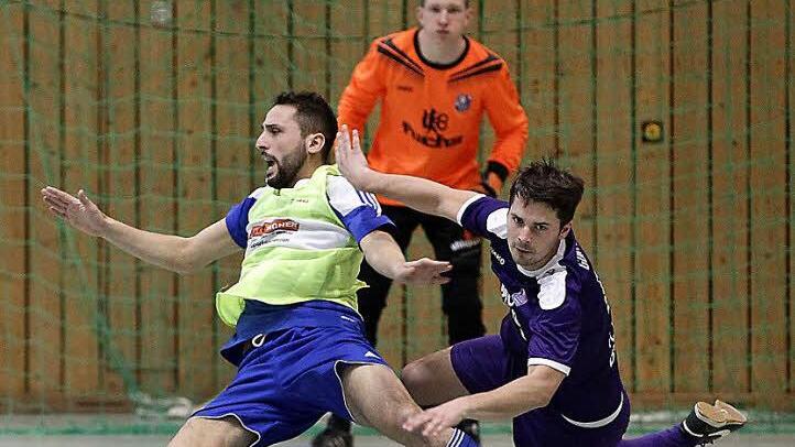 Im Halbfinalspiel foult Nikolas Görtler (r.) vom FC Eintracht Bamberg den Frohnlacher Sinan Bulat. FCE-Torwart Benedikt Hoh (hinten) beobachtet den Zweikampf. Fotos: sportpress