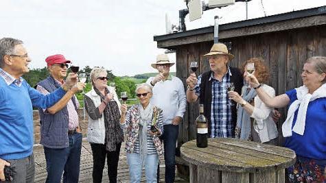 Stoßen auf ihr Zusammentreffen an: Rolf-Dieter Mentz, Wilfried Kniestedt, Mechtilde Thelen, Verena Kniestedt, Wilhelm Meyer, Detlev Thelen, Jutta Mentz und Ursula Meyer. Foto: Arkadius Guzy