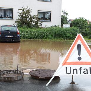 Hochwasser ueberflutet Ortskern von Stettfeld
