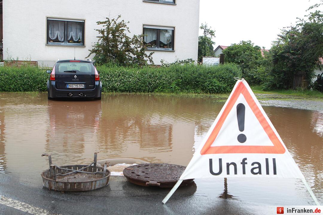 Hochwasser ueberflutet Ortskern von Stettfeld