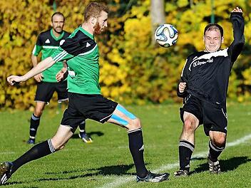 In der abgelaufenen Saison standen sich der SV Steppach (gr&uuml;ne Trikots) und die Reserve des DJK-SV Sambach noch in der A-Klasse Bamberg 1 gegen&uuml;ber, in der kommenden Spielzeit bilden beide Klubs eine Spielgemeinschaft. Foto: Picturedreams / Archiv