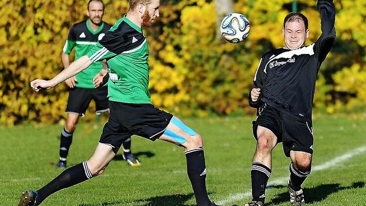 In der abgelaufenen Saison standen sich der SV Steppach (gr&uuml;ne Trikots) und die Reserve des DJK-SV Sambach noch in der A-Klasse Bamberg 1 gegen&uuml;ber, in der kommenden Spielzeit bilden beide Klubs eine Spielgemeinschaft. Foto: Picturedreams / Archiv