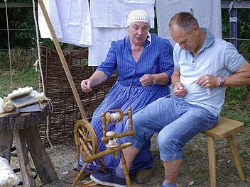 Annemarie Leuschner aus Burkardroth beherrscht die Handwerkskunst der Spinnerei und gab interessierten Besuchern gerne ein Anleitung.  Foto: Winfried Ehling