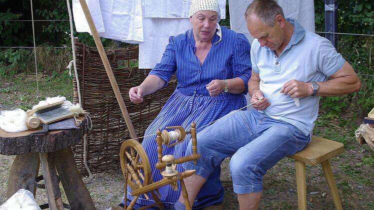 Annemarie Leuschner aus Burkardroth beherrscht die Handwerkskunst der Spinnerei und gab interessierten Besuchern gerne ein Anleitung.  Foto: Winfried Ehling