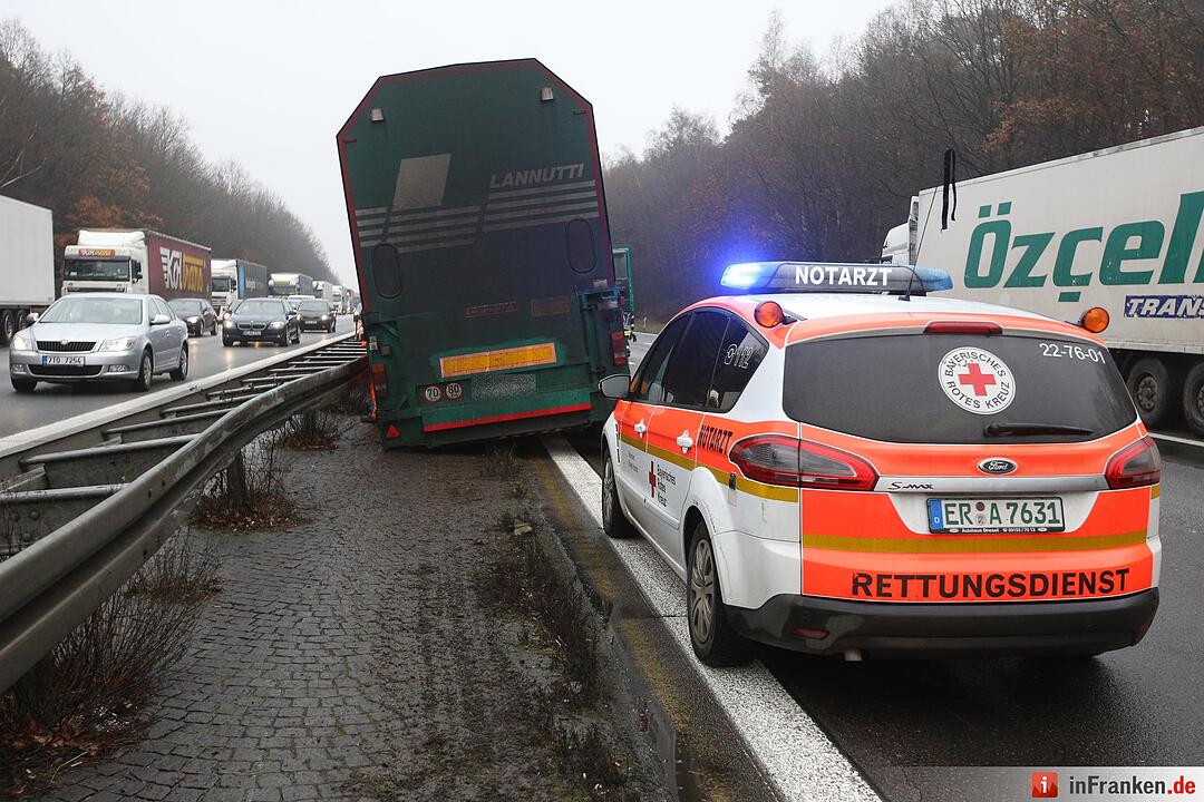 Kilometerlange Staus nach Lkw-Unfall auf der A3 - Fahrer erleidet wŠhrend Fahrt Herzinfarkt