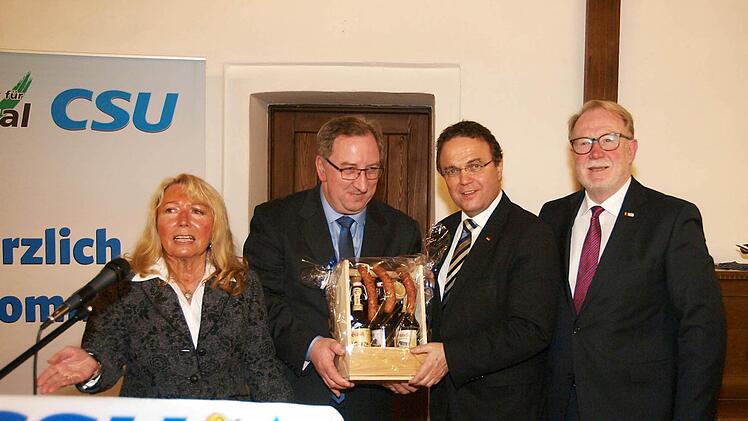 Eine herzhafte Stärkung - Bier und Wurst - für die Heimfahrt gab es für Hans-Peter Friedrich (Dritter von links) beim Jubiläumsfestakt des CSU-Ortsverbands Rödental. Links Vorsitzende Ingrid Ott, daneben stellvertretender Vorsitzender Gerd Mücke; rechts MdB Hans Michelbach. Foto: Christoph Winter