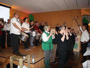 Fast 30 Spielleute gaben sich zum Jubiläum 70 Jahre Musikzug Wildflecken nochmals die Ehre. Foto: Anke Gundelach