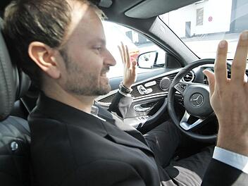 Bartholomäus Pfeiffer arbeitete für Valeo im Projektteam, das eine automatische Einparkhilfe entwickelte. Genutzt wurde dabei eine Kombination aus Kameras und Ultraschallsensoren. Letztere sollen zukünftig durch Laserscanner ersetzt werden, die den Raum erfassen können. Foto: Hamacher
