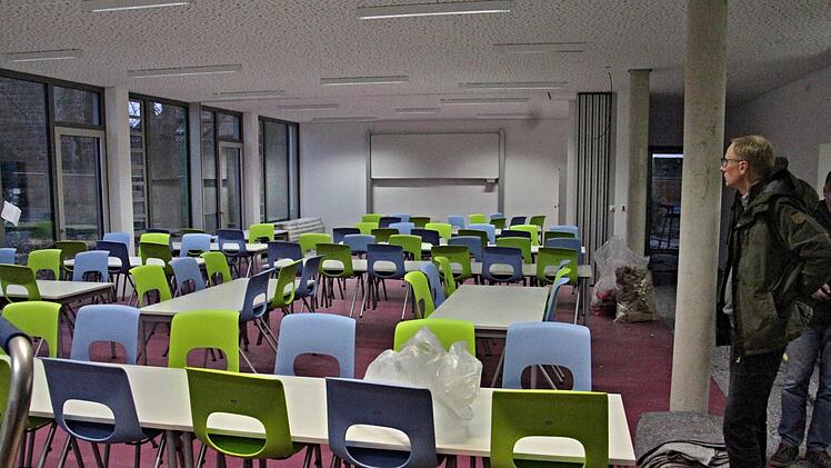 Der Leiter des Bauamtes, Martin Lang, wirft einen Blick auf den Speisesaal der neuen Grundschul-Mensa.Helmut Will