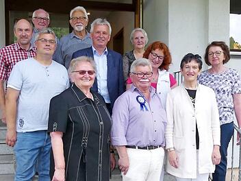 Horst Linhardt feierte 70 Geburtstag. Im Bild (vorne, von rechts) Inge Aures, Horst Linhardt und Gerlinde Konrad, (Mitte, von rechts) Elisabeth Weith, Pia Aßmann und Herwig Neumann sowie (hinten, von rechts) Martina Mattner, Werner Diersch, Siegward Wichmann, Rudi Hofmann und Thomas Hahn  Foto: Dieter Hübner