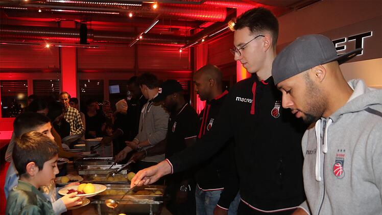 Die Jungen wurden zuerst bedient: Maurice Stuckey und Arnoldas Kulboka als "Kellner" bei dieser besonderen Feier.
