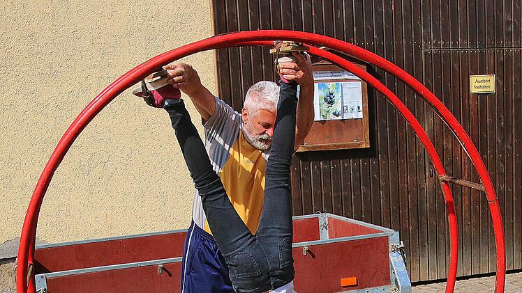 Mit einem Rhönrad konnten die Kinder ein paar Meter über den Anger rollen  und dabei auch Kopf stehen. Foto: Dieter Britz