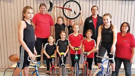Die erfolgreichen Reuther Radsportlerinnen in Hallstadt: (vorne, v. l.): Finja Melzer, Luna Ultsch, Julie Mölter, Marlene Gögelein, Jule Ultsch, Nelly Bohla und stellvertretende Vorsitzende sowie Trainerin Sonja Häublein. (hinten, v. l.): Vorsitzender und Sportleiter Thomas Bittruf, Amelia Zawilinska, Paulina Kotte und Jugendleiter sowie Trainer Tobias Backer  Foto: Radsportverein "Solidarität" Reuth