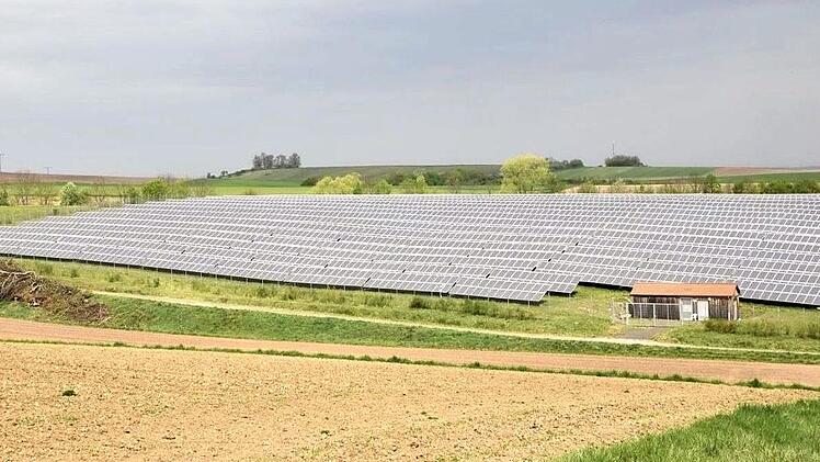 Die bei Altershausen bestehende Photovoltaikanlage soll erweitert werden. Der Stadtrat gab grünes Licht und leitet das Planverfahren dazu ein.