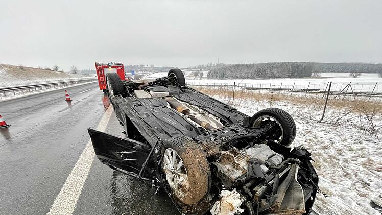Auto liegt auf der A93 auf dem Dach