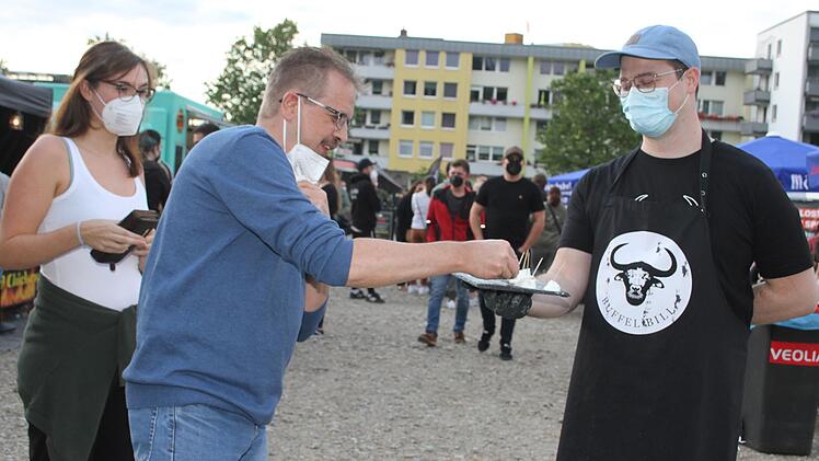 Berend Deroo von Büffel-Bill verteilte Gratis-Mozzarella aus hundertprozentiger Büffelmilch. Die Street-Food-Festival-Besucher griffen gerne zu.