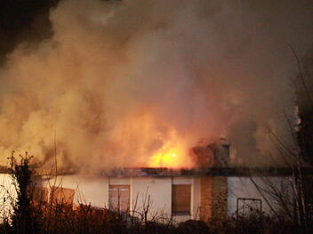 Bungalow brennt völlig aus - Bewohnerin wird verletzt