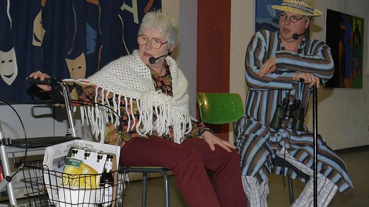Die "Alten" Adelheid und Gustav (Ingrid Schwarz und Rainer Nöller) bei ihrem Schatz am Dorfweiher