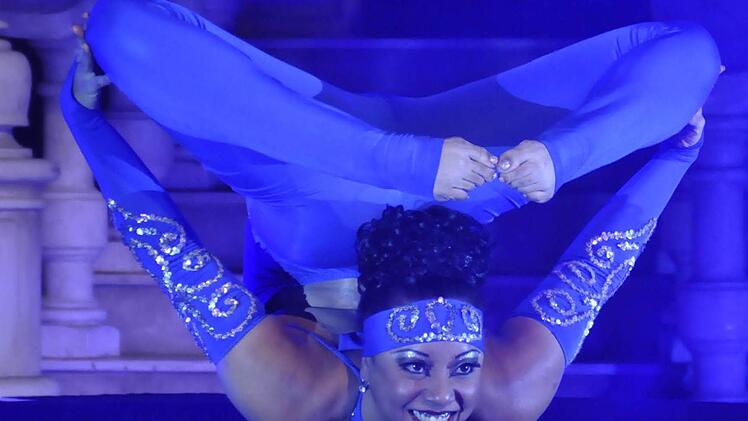 Die Schlangenfrau setzte beim Auftritt von "The Original Cuban Circus" im Kissinger Kurtheater die Gesetze der Anatomie außer Kraft. Fotos: Peter Klopf