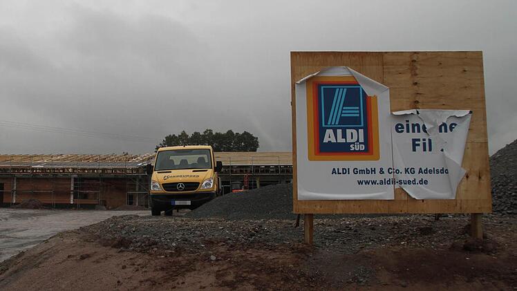 Aldi Süd wirbt schon auf der Gewerbefläche.