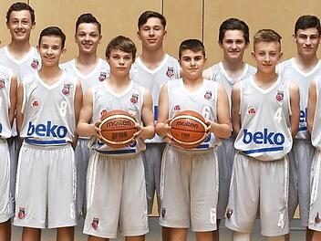Die U14-Basketballer des TTL Bamberg fahren selbstbewusst zur südostdeutschen Meisterschaft, v. l.: Trainer Michael Kunz, Vinzent Zapf, Norvel Oelling, Johann Kessler, Florens Böttger, Justus Posern, Ben Schneider, Christoph Weinrich, Finn Radina, Ozan Yardimci, David Schwital, Raphael Starklauf, Matteo Arnoldo, Niklas Back, Elvis Konstanz, Trainer Thomas Lorber, Trainer Patrick Hwastunow Foto: Lina Ahlf