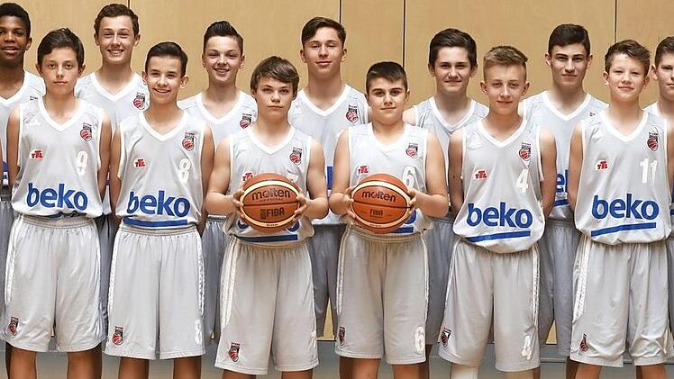 Die U14-Basketballer des TTL Bamberg fahren selbstbewusst zur südostdeutschen Meisterschaft, v. l.: Trainer Michael Kunz, Vinzent Zapf, Norvel Oelling, Johann Kessler, Florens Böttger, Justus Posern, Ben Schneider, Christoph Weinrich, Finn Radina, Ozan Yardimci, David Schwital, Raphael Starklauf, Matteo Arnoldo, Niklas Back, Elvis Konstanz, Trainer Thomas Lorber, Trainer Patrick Hwastunow Foto: Lina Ahlf