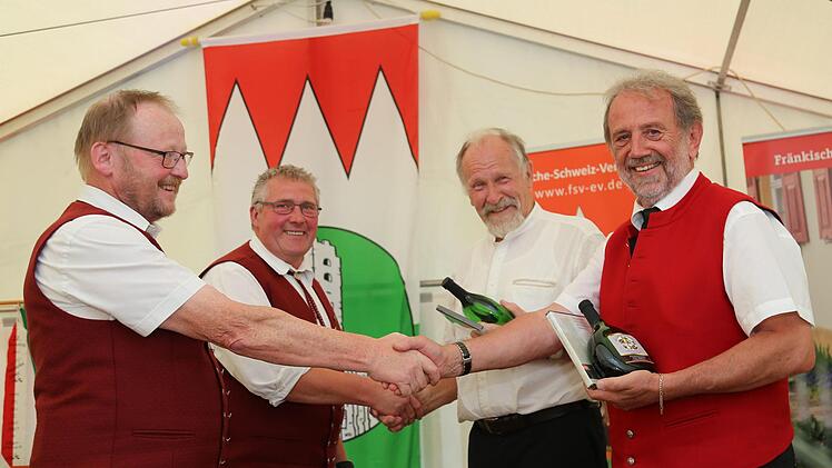 Wilfried Kirsch und Edmund Kasseck (l.) danken Eberhard Hofmann und Reinhardt Glauber. Foto: Franz Galster