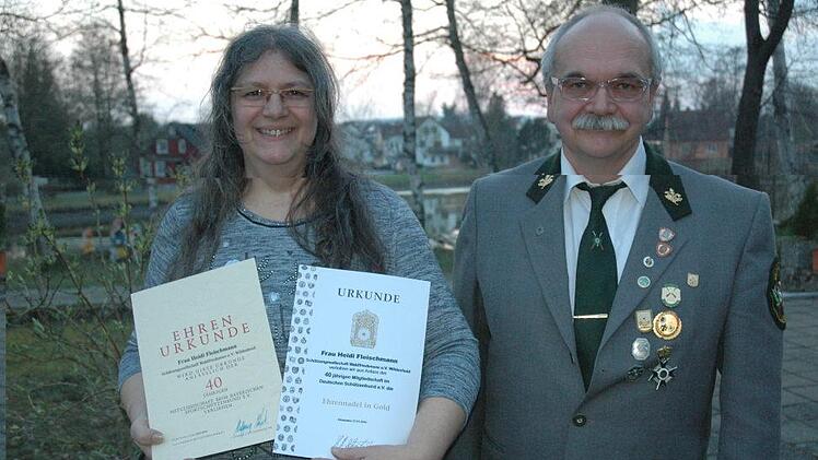 Heidi Fleischmann wurde für  40-jährige Mitgliedschaft  von  Schützenmeister Ralf Schilha ausgezeichnet.