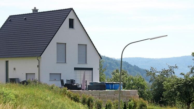 Der Bauherr will vom Wohnzimmer auf die Terrasse. Das hat hohe Stützmauern zur Folge.