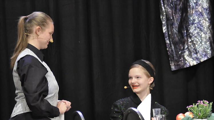 Nicht Miss Sophie bei "Dinner for One" sondern Butler James und Lady Canterbury (Alexandra Ritzel und Antonia Behl, von links).Foto: Peter Klopf