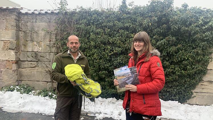 Ranger Jan van der Sant überreicht Preisträgerin Sabrina Bernhardt, einen Wanderrucksack. Heike Schülein