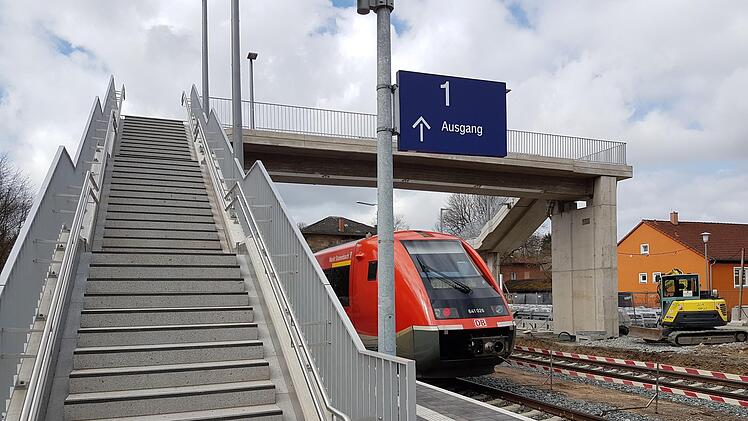 In Marktschorgast wurde ein neue Überquerungsbrücke gebaut - Aufzüge gibt es allerdings nicht.