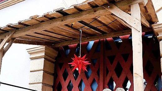 Die neue Krippengruppe von Christian Peter Plentz aus Marktzeuln auf der Treppe des Rathauses