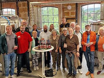 Andi Herold (ganz links im Bild) erläutert den Gästen aus Redwitz und Marktgraitz die Brauanlage.