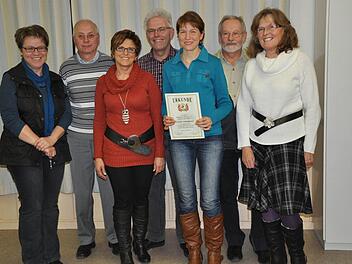 Vorstandschaft und Geehrte der Maßbacher Volkstänzer (v. li.): Schriftführerin Christine Kleinhenz, 2.Vorsitzender Horst Müller, Schatzmeisterin Gudrun Günzel, Vorsitzender Bernd Schraut, Carola Ankenbauer (10 Jahre Mitglied) und die Tanzleiter Gerhard und Maria Großmann.