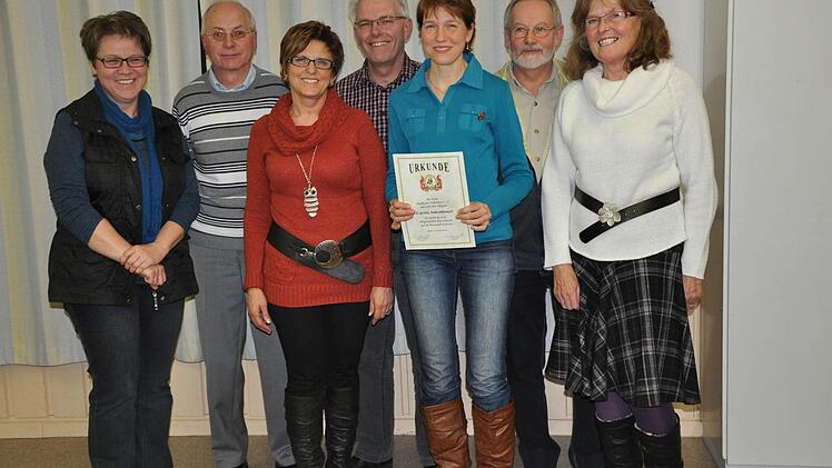 Vorstandschaft und Geehrte der Maßbacher Volkstänzer (v. li.): Schriftführerin Christine Kleinhenz, 2.Vorsitzender Horst Müller, Schatzmeisterin Gudrun Günzel, Vorsitzender Bernd Schraut, Carola Ankenbauer (10 Jahre Mitglied) und die Tanzleiter Gerhard und Maria Großmann.